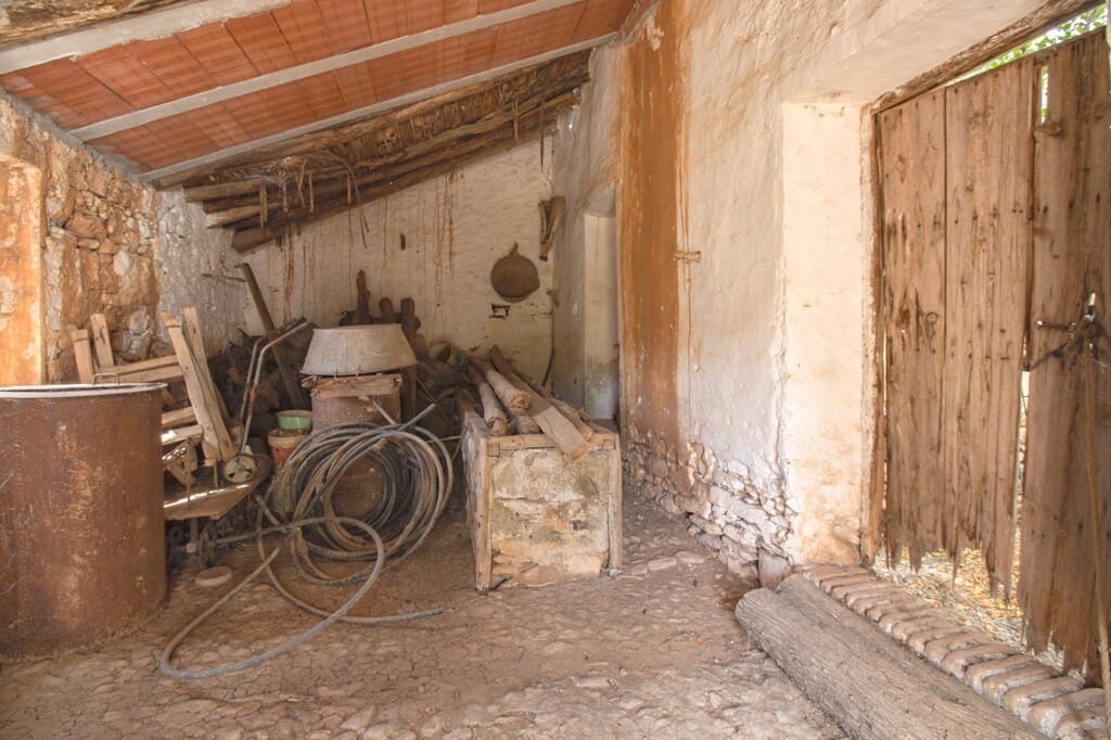 4 bedroom Finca/Country House for sale in Riogordo - € 75,000 (Ref: 9962232)