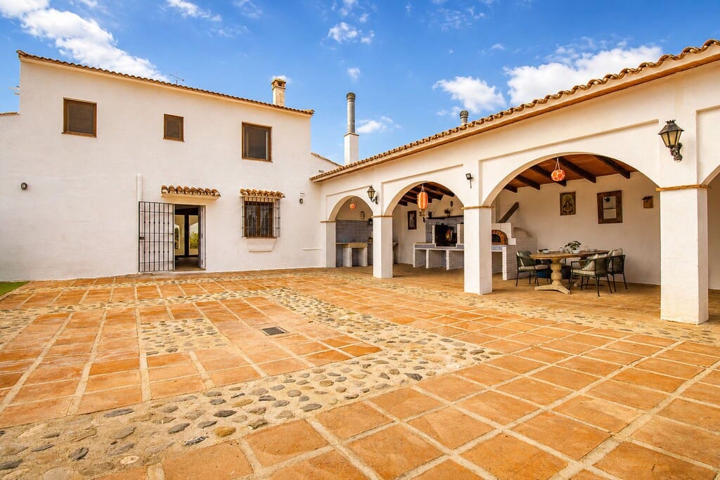 5 soveværelse Finca/Landehus til salg i Riogordo med swimmingpool - € 635.000 (Ref: 9974919)