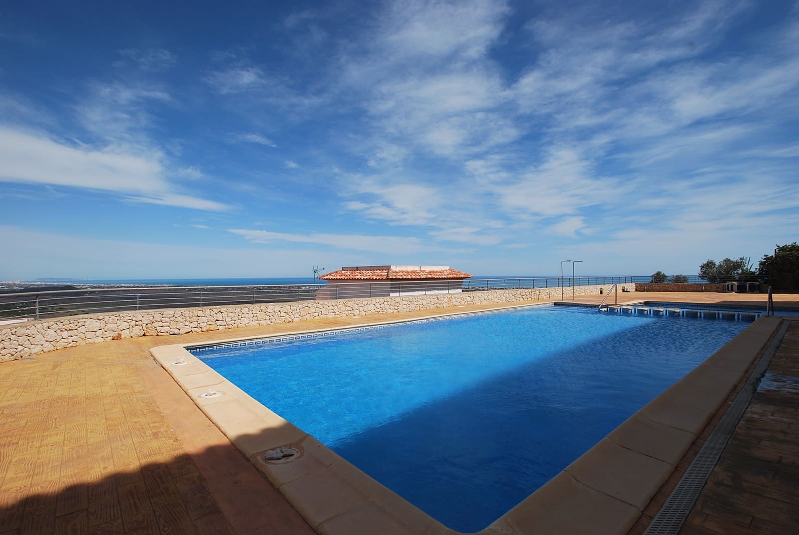 Ático de 2 habitaciones en Pego en alquiler con piscina garaje - 895 € (Ref: 9293828)