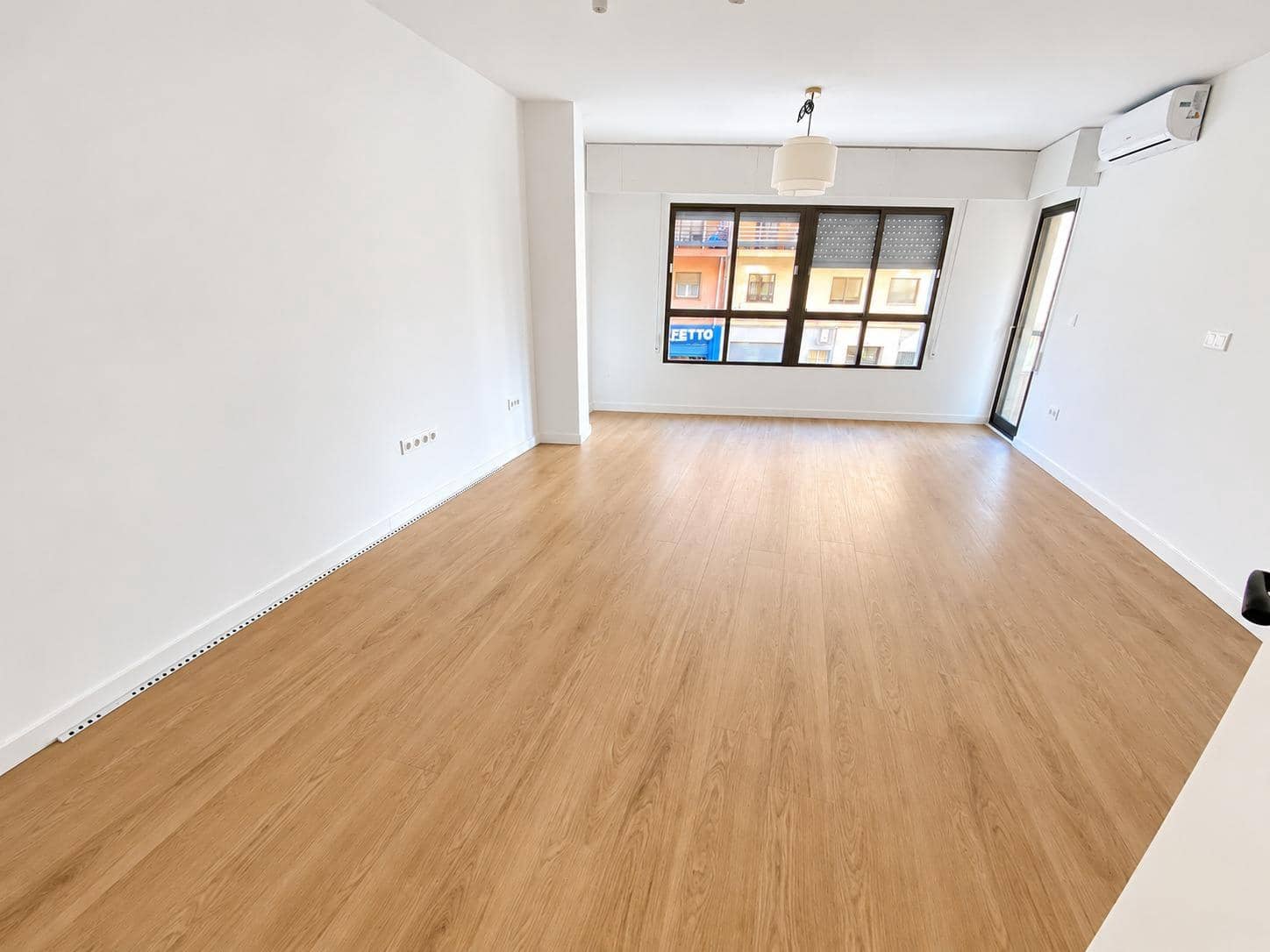 4 bedroom Flat for sale in Valencia city with garage - € 495,000 (Ref: 10185279)