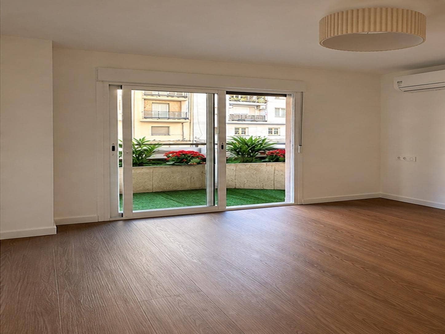 4 bedroom Flat for sale in Valencia city with garage - € 495,000 (Ref: 10185279)