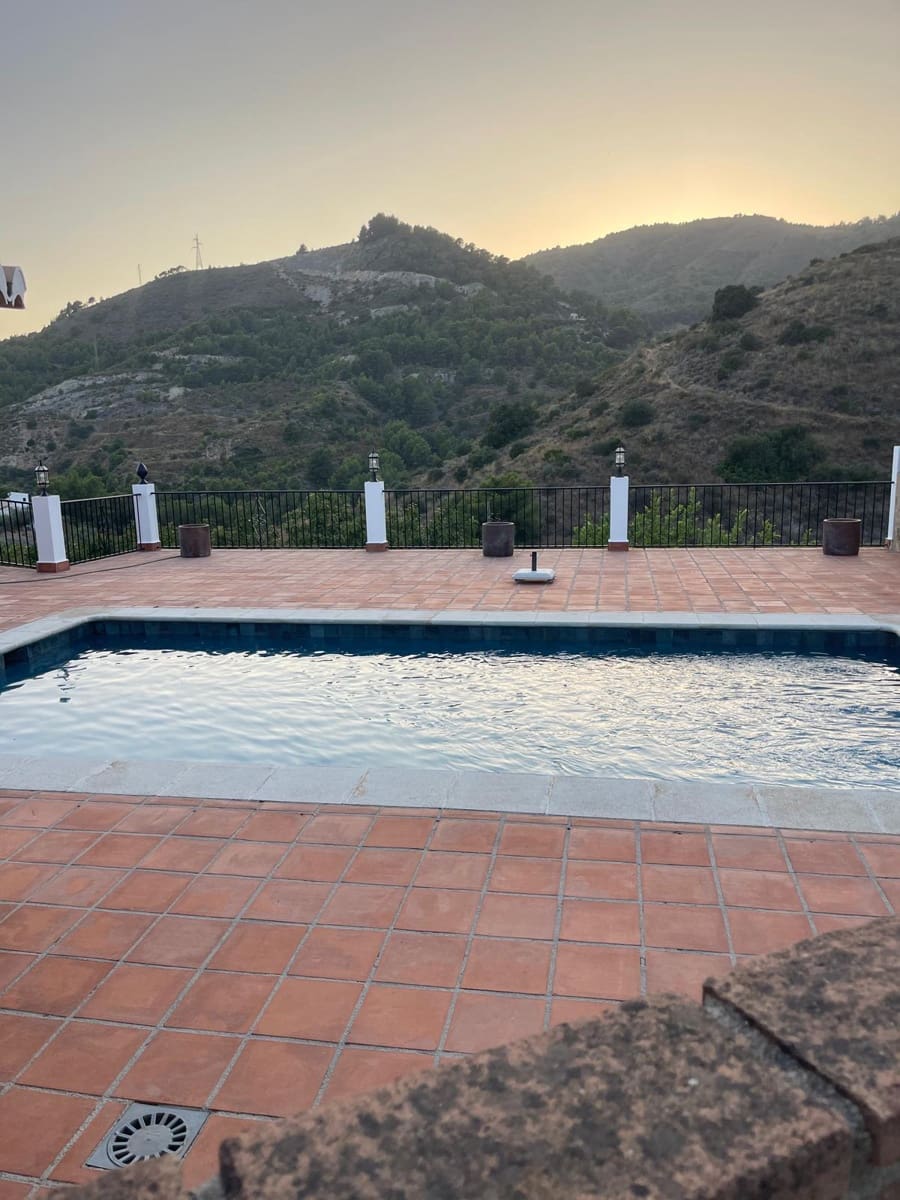 4 soveværelse Villa til leje i Almunecar med swimmingpool - € 3.000 (Ref: 9254089)