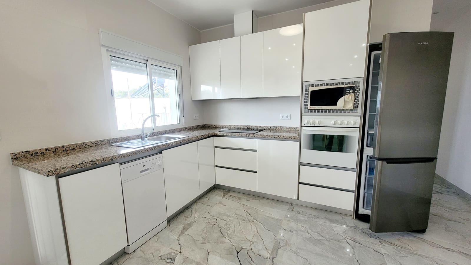 3 sovrum Hus att hyra i Almunecar med garage - 1 000 € (Ref: 9402413)