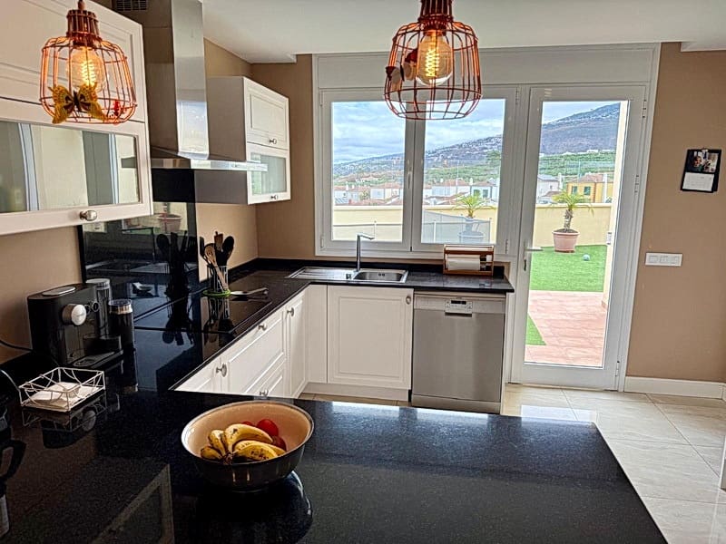 4 soverom Villa til salgs i Puerto de la Cruz med svømmebasseng garasje - € 1 199 000 (Ref: 10076780)
