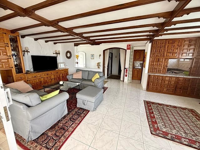 2 bedroom Villa for rent in Los Realejos with pool garage - € 2,450 (Ref: 9246064)