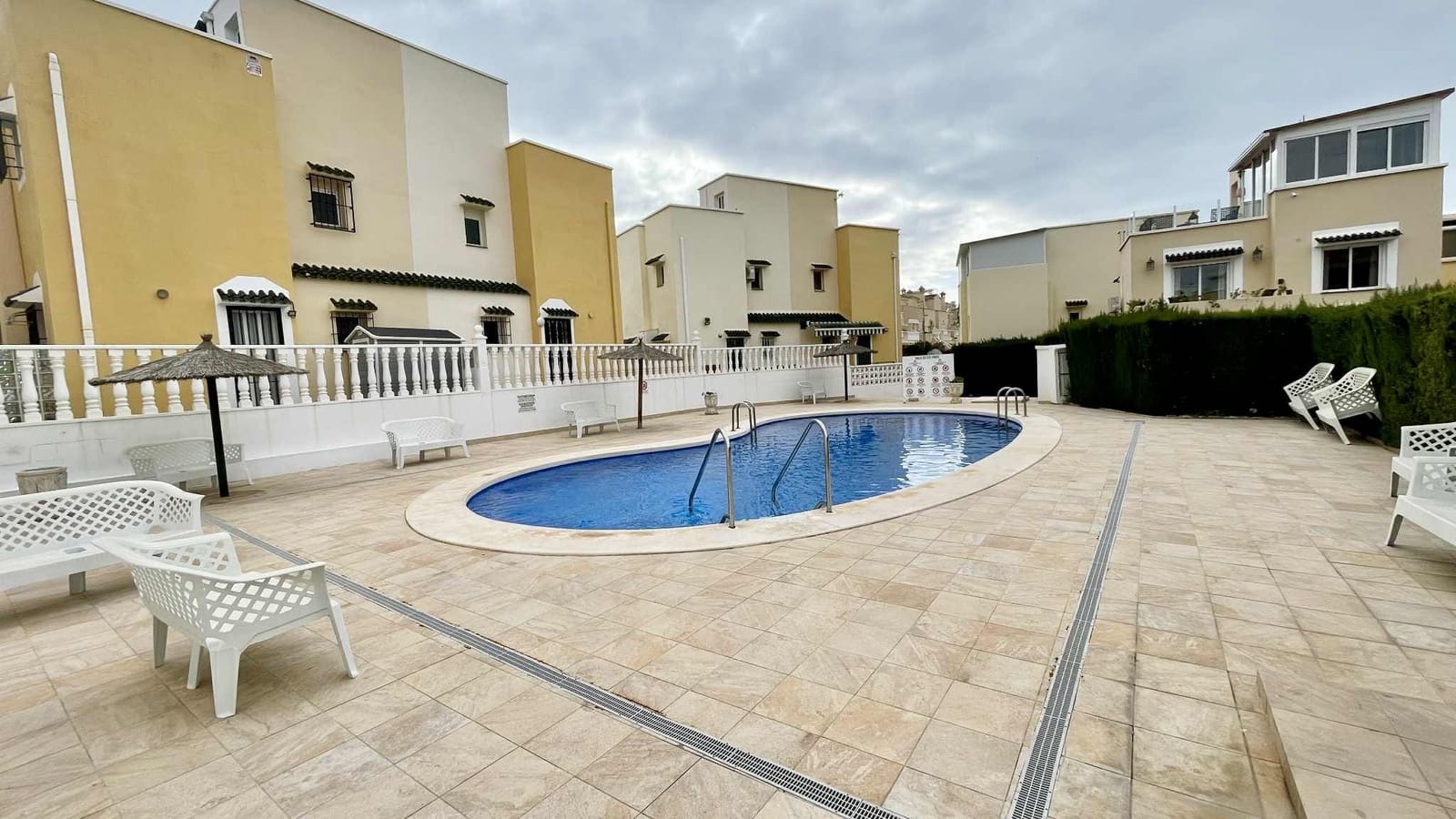 3 makuuhuone Omakotitalo myytävänä paikassa Orihuela mukana uima-altaan 
autotalli - 185 000 € (Ref: 9311641)