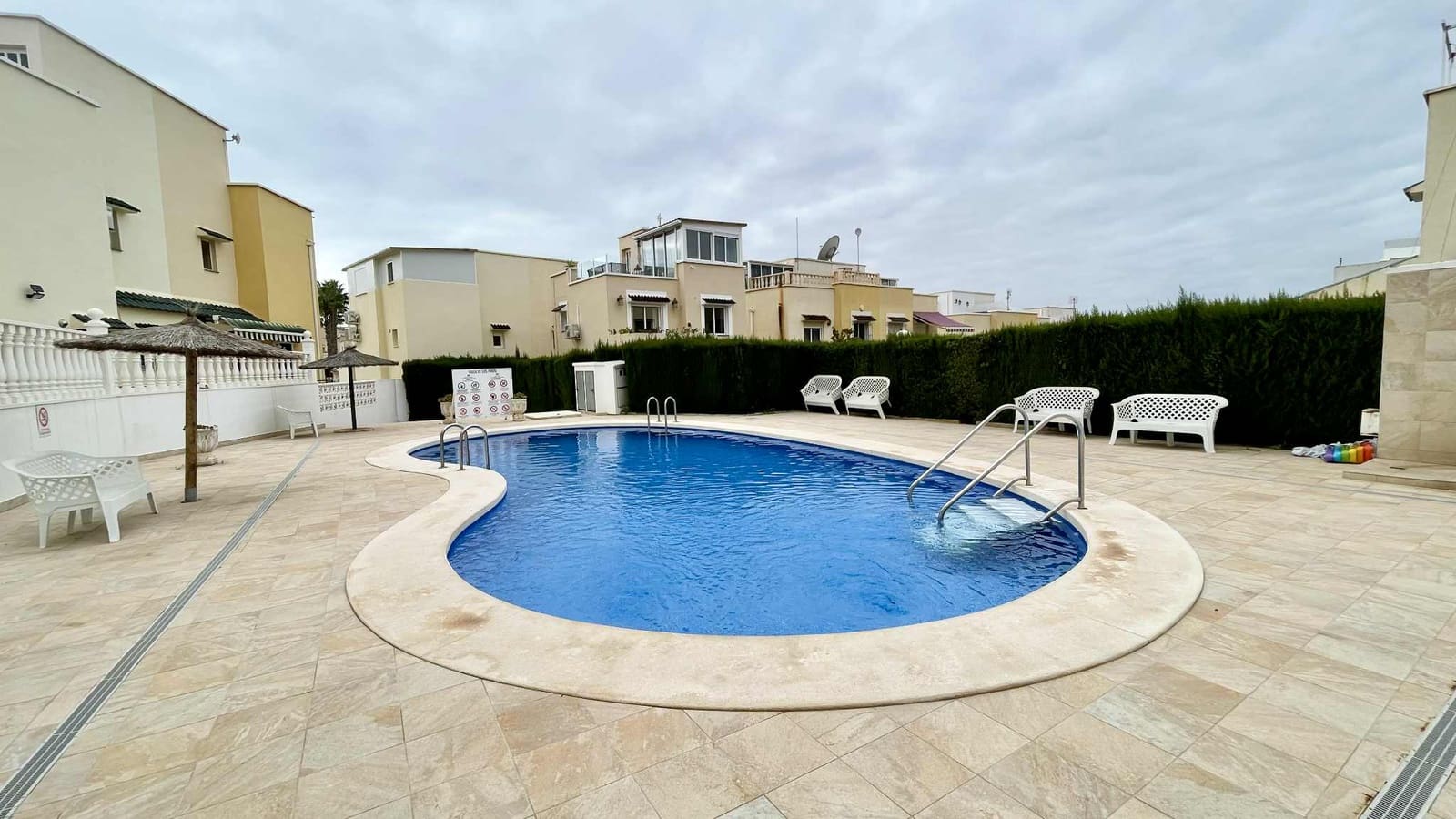 3 makuuhuone Omakotitalo myytävänä paikassa Orihuela mukana uima-altaan 
autotalli - 185 000 € (Ref: 9311641)