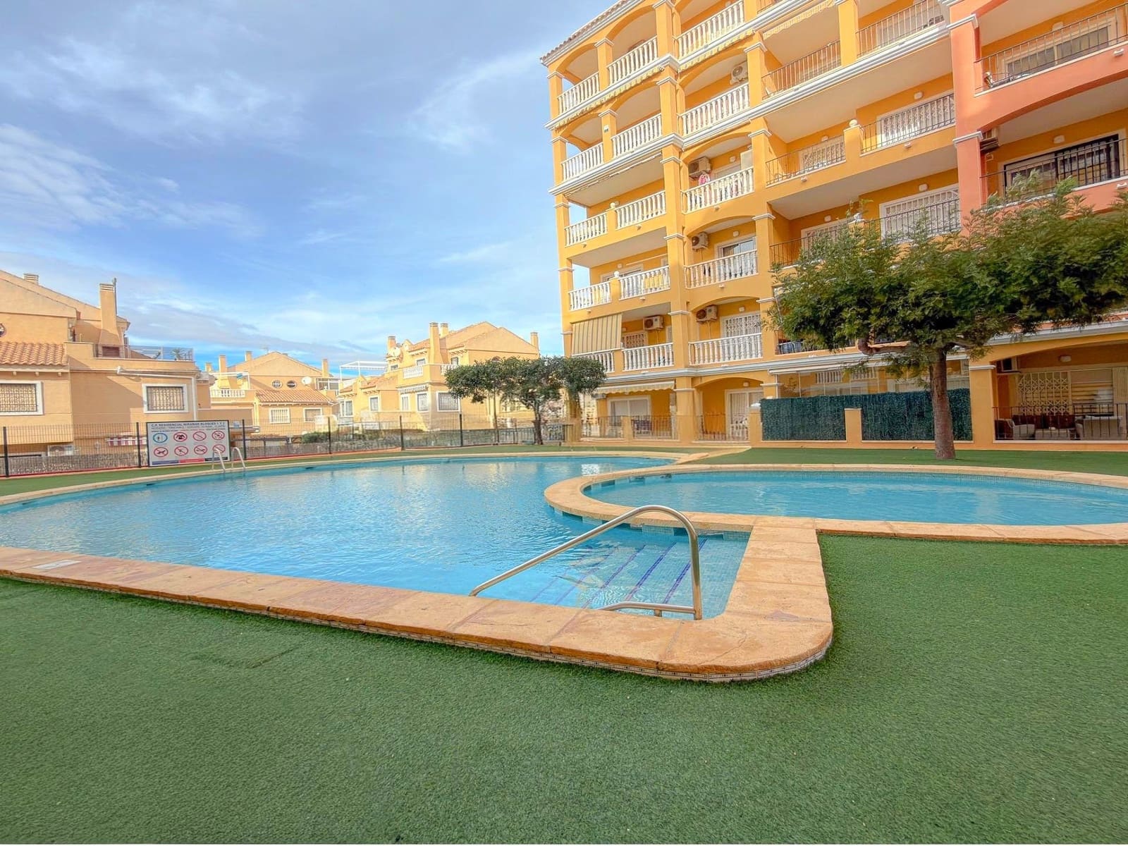 2 sypialnia Penthouse na sprzedaż w Torrevieja z basenem - 189 900 € (Ref: 9525183)
