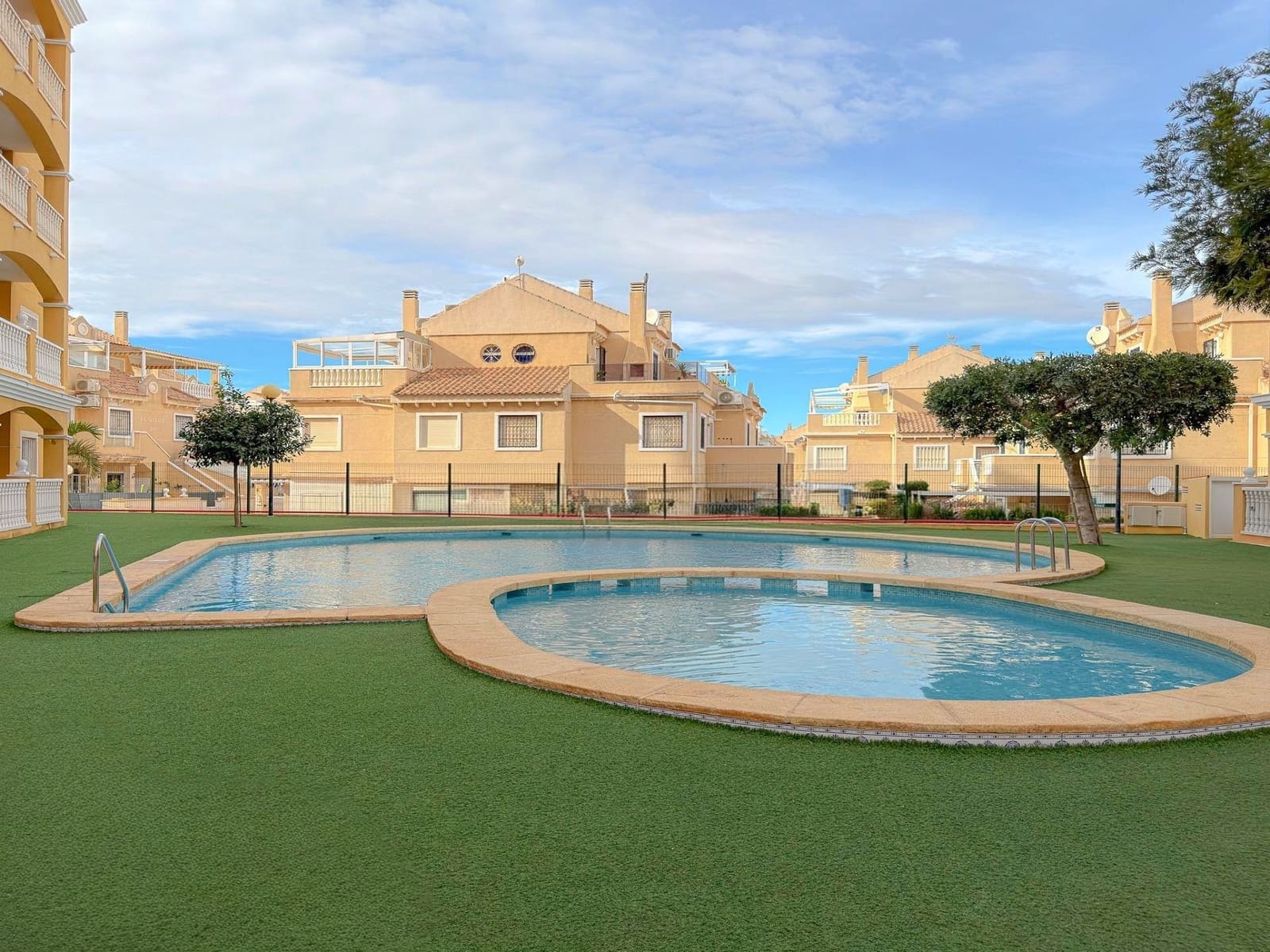 2 sypialnia Penthouse na sprzedaż w Torrevieja z basenem - 189 900 € (Ref: 9525183)