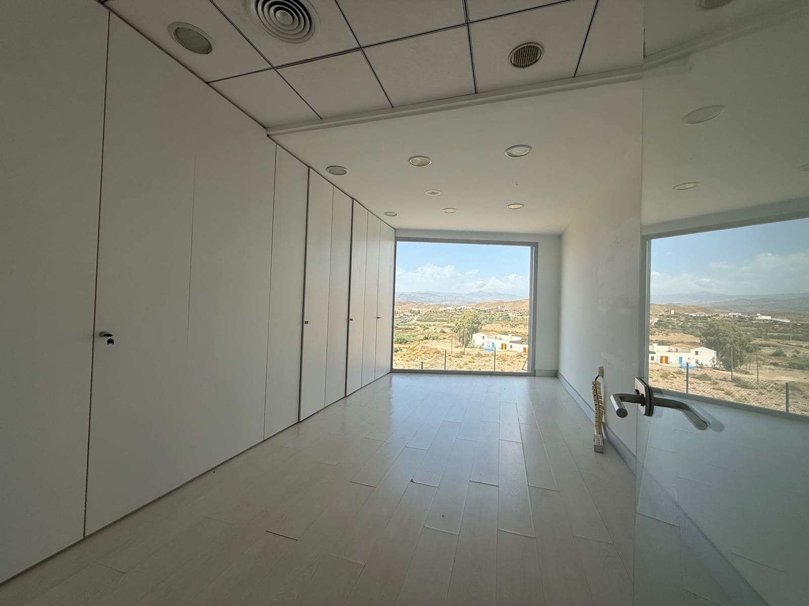 Comercial para arrendar em Albox - 350 € (Ref: 10032393)