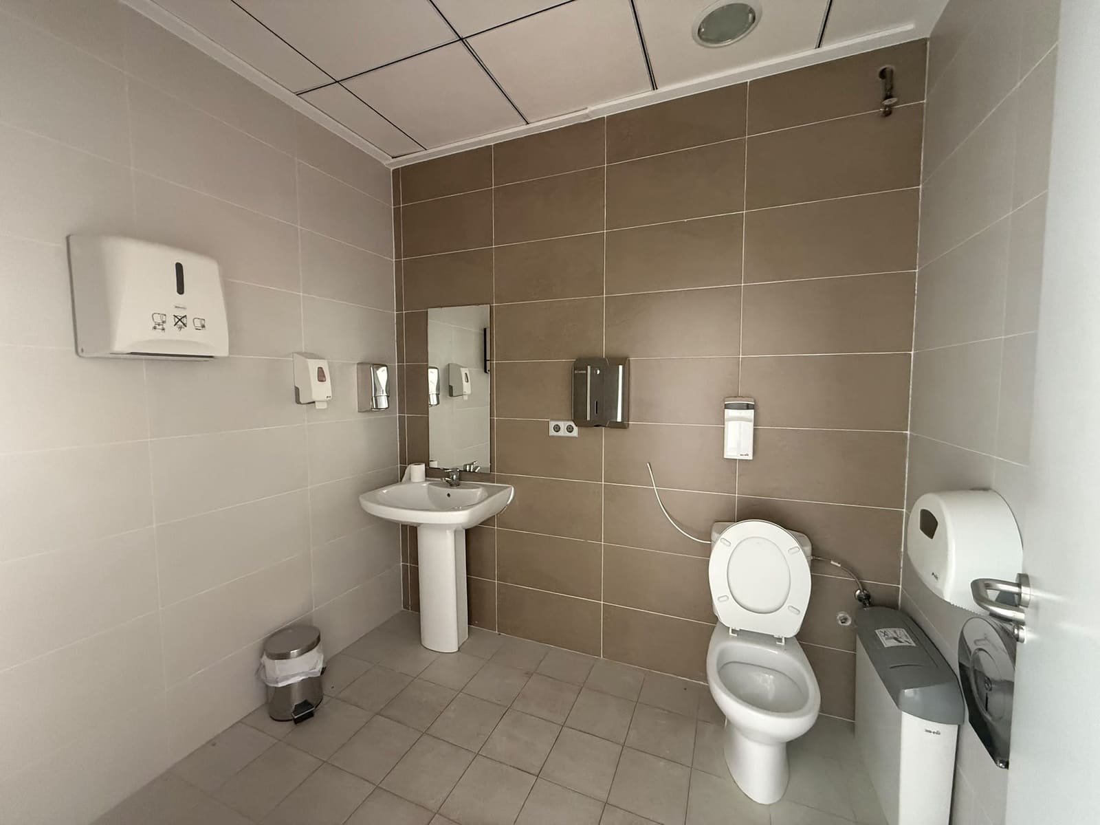 Comercial para arrendar em Albox - 350 € (Ref: 10032393)