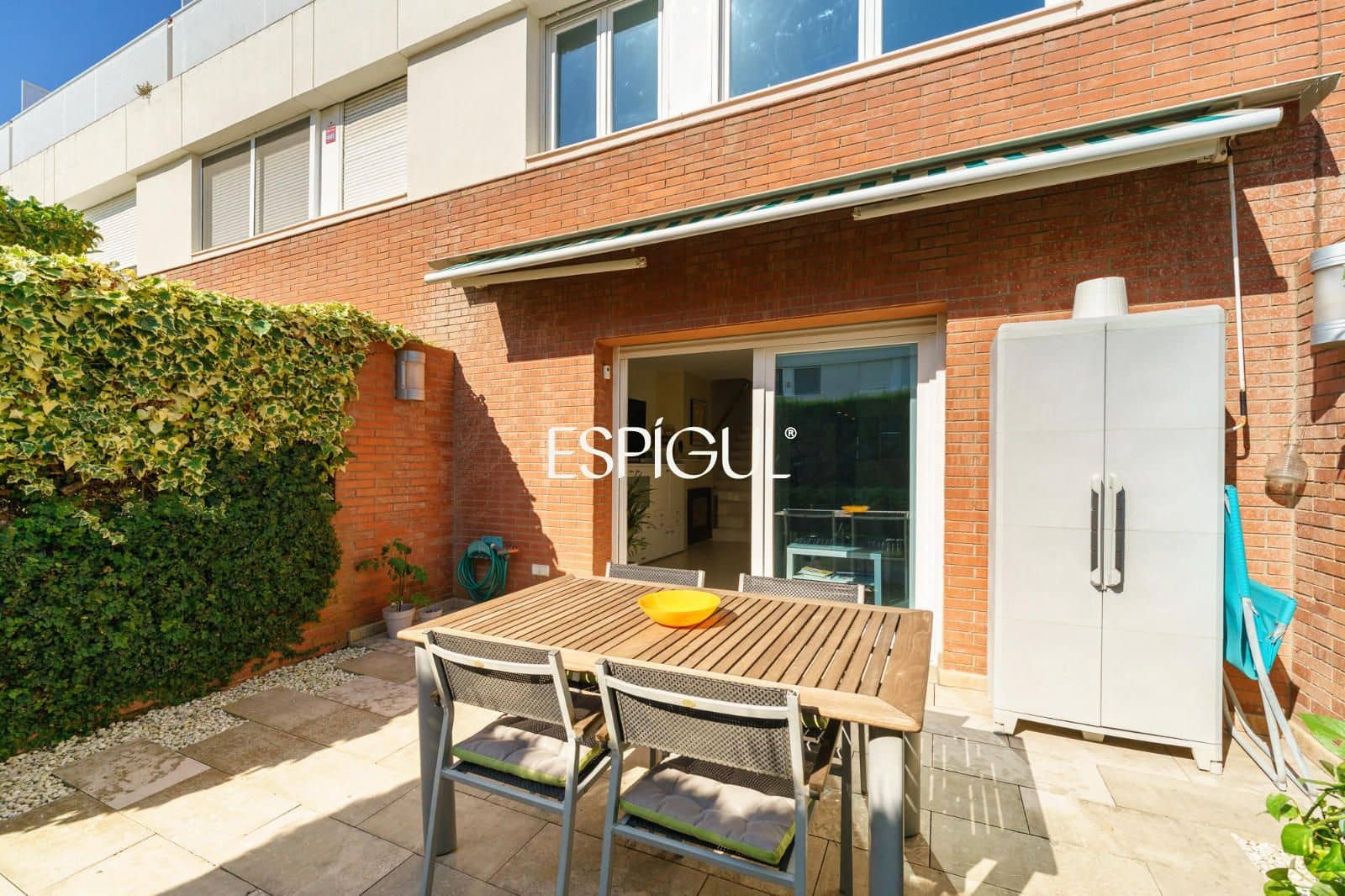 4 bedroom Townhouse for sale in Premia de Mar with pool garage - € 665,000 (Ref: 10016031)