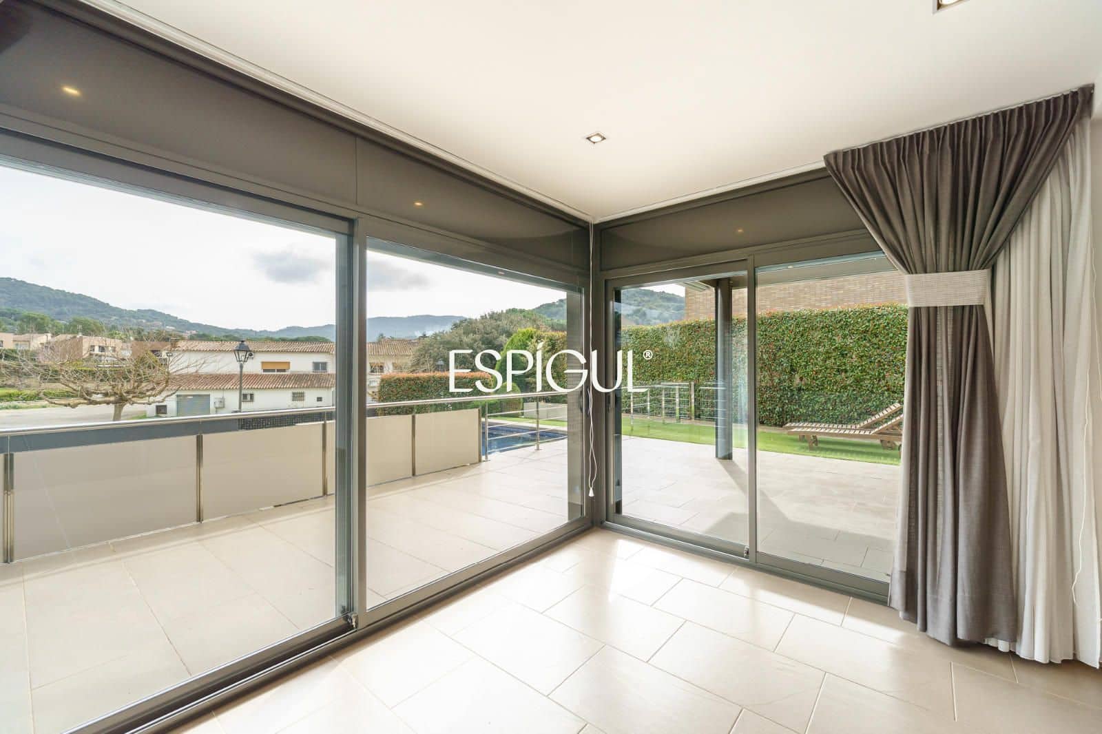 5 slaapkamer Villa te koop in Vallromanes met zwembad garage - € 1.150.000 (Ref: 10016034)