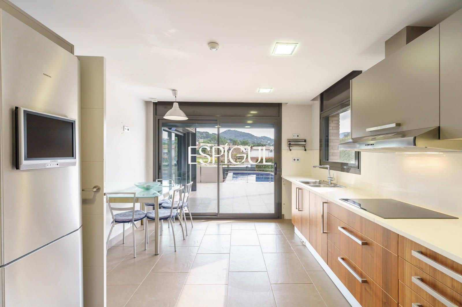 5 slaapkamer Villa te koop in Vallromanes met zwembad garage - € 1.150.000 (Ref: 10016034)