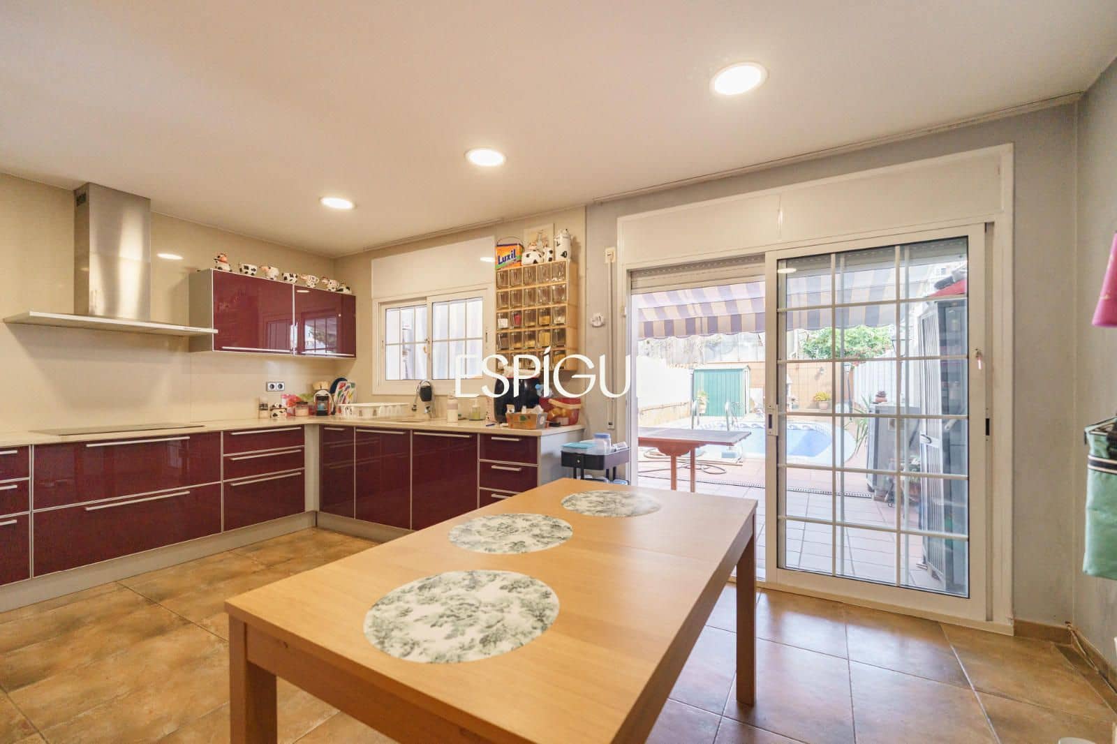 4 bedroom Townhouse for sale in Premia de Mar with pool garage - € 620,000 (Ref: 10016041)