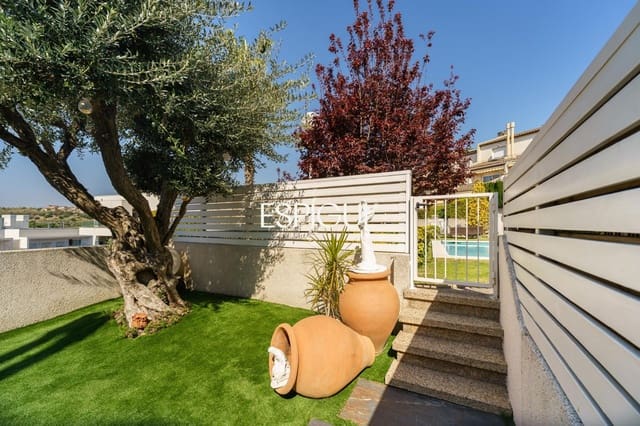 4 bedroom Townhouse for sale in Tiana with pool garage - € 750,000 (Ref: 10016057)