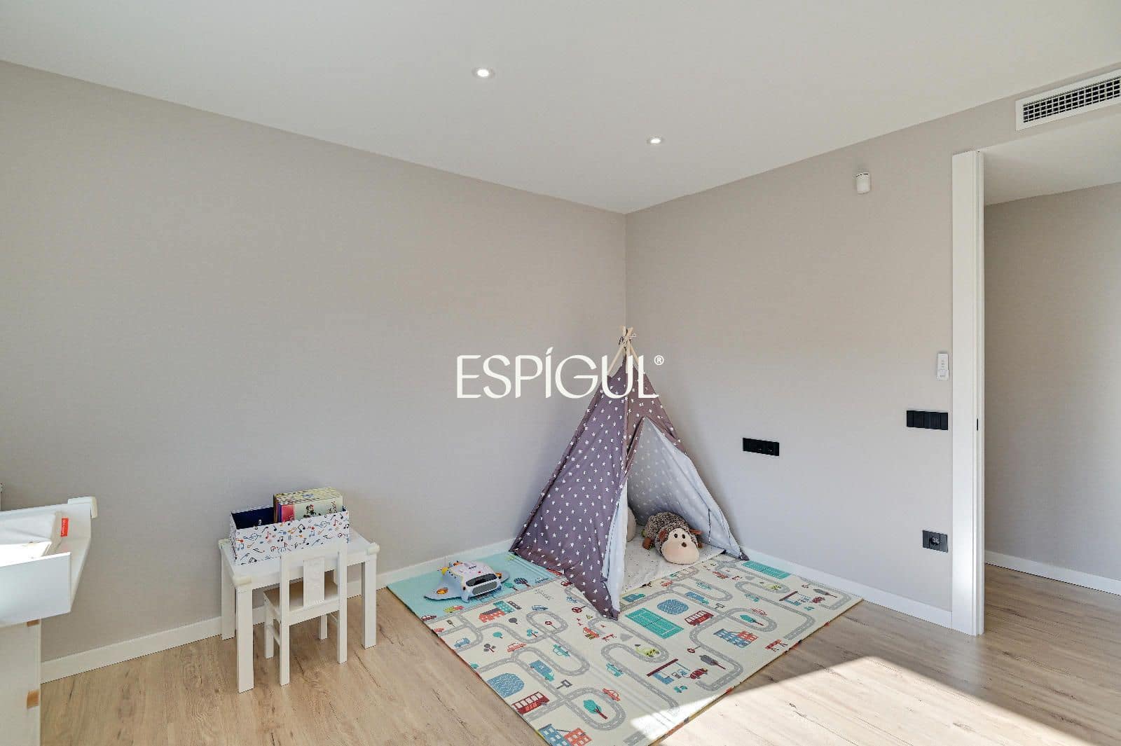 4 soverom Villa til salgs i Santa Susanna med svømmebasseng garasje - € 1 190 000 (Ref: 10016067)