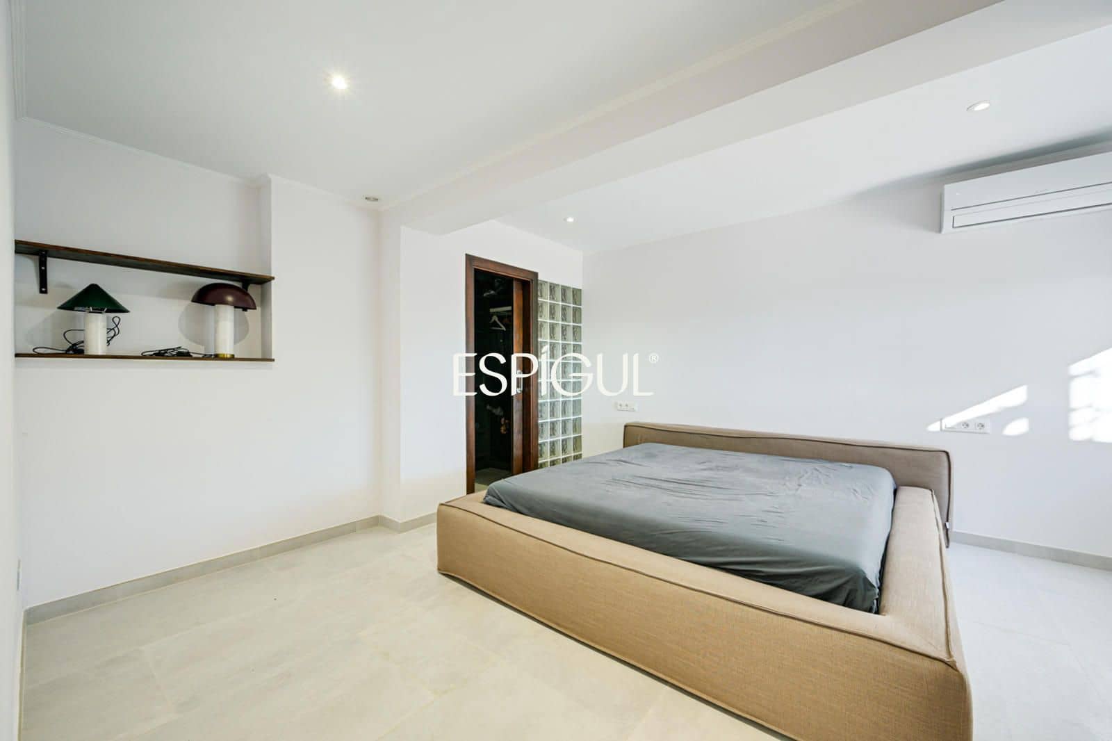 5 bedroom Villa for sale in Santa Susanna with pool garage - € 510,000 (Ref: 10016075)