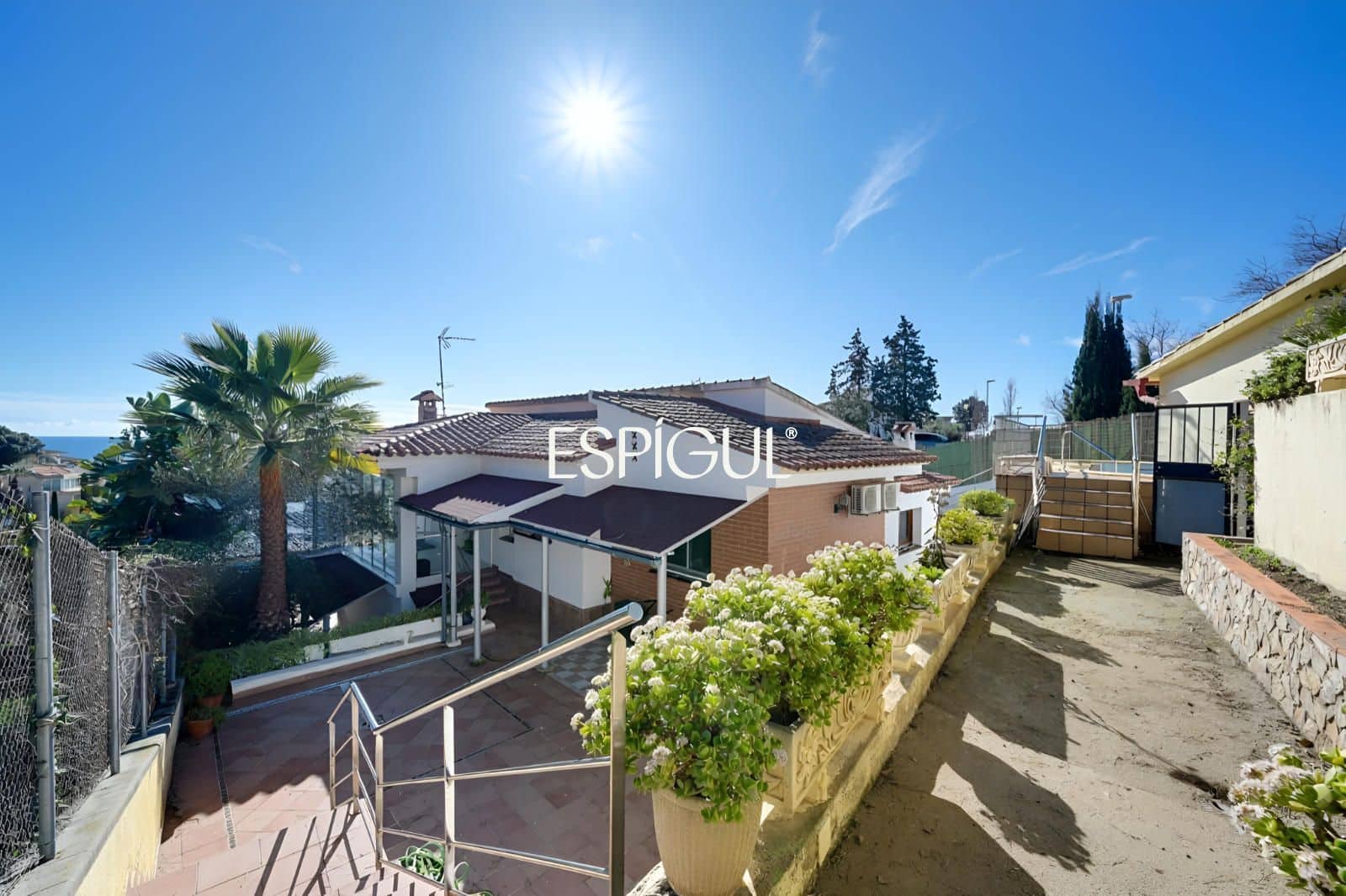 5 bedroom Villa for sale in Santa Susanna with pool garage - € 510,000 (Ref: 10016075)