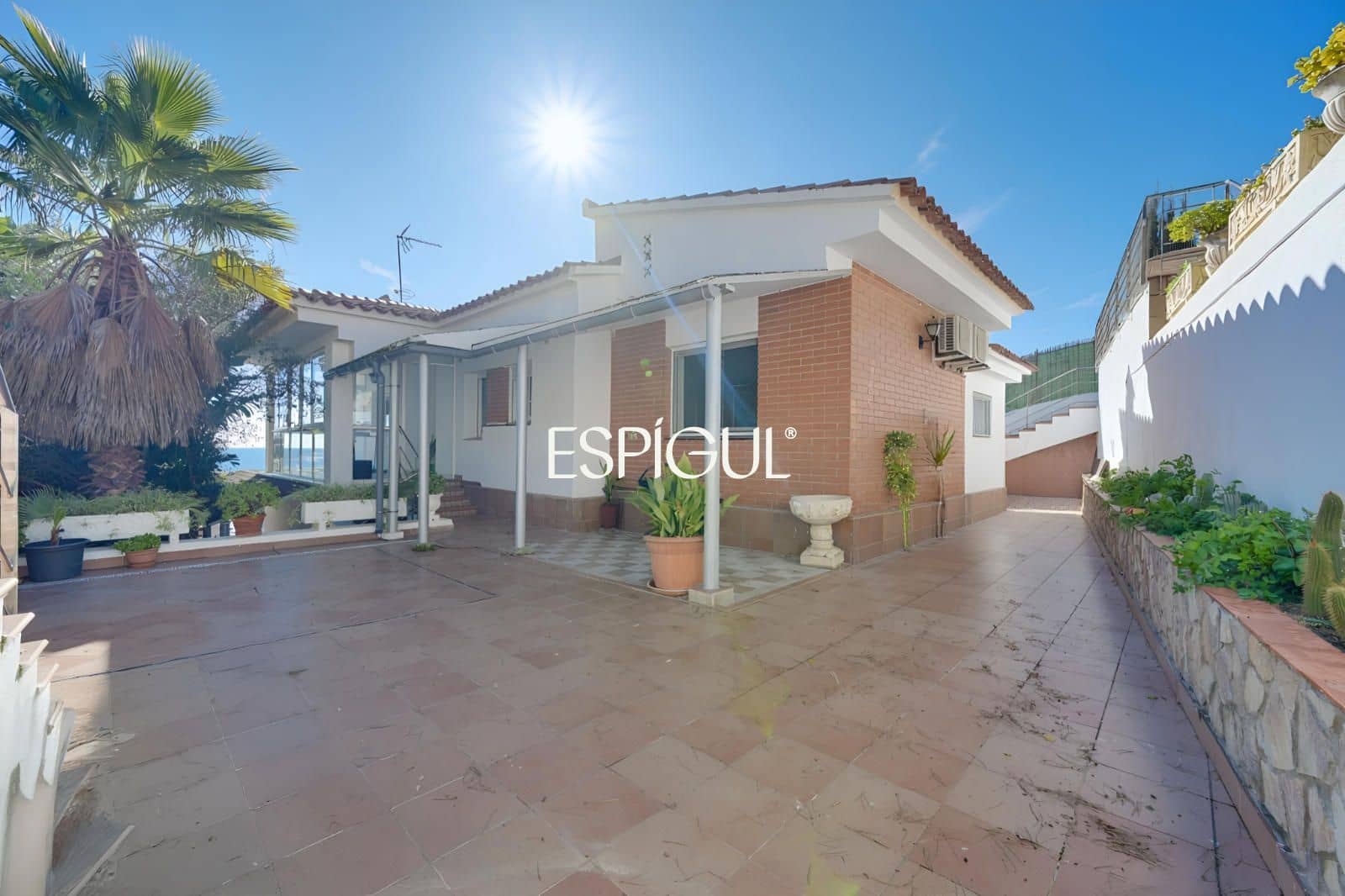5 bedroom Villa for sale in Santa Susanna with pool garage - € 510,000 (Ref: 10016075)