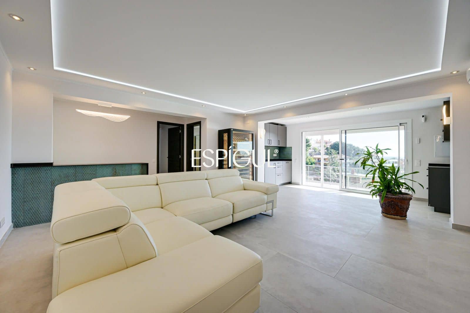 5 bedroom Villa for sale in Santa Susanna with pool garage - € 510,000 (Ref: 10016075)