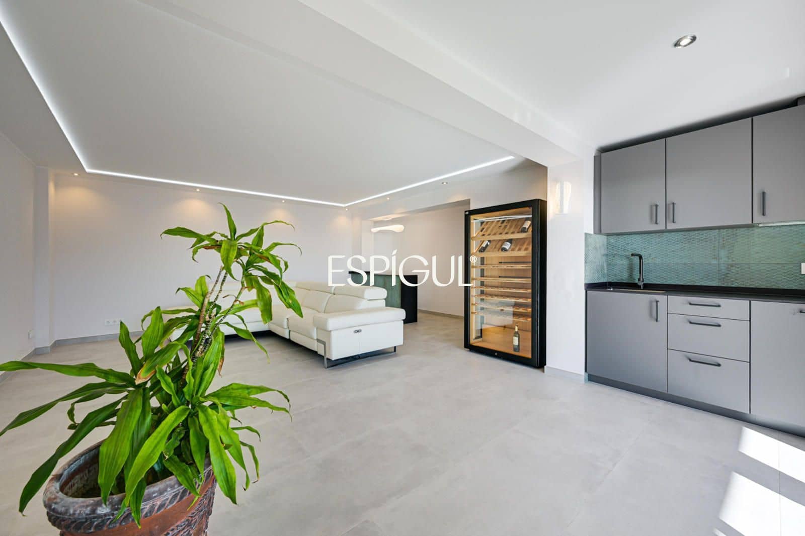 5 bedroom Villa for sale in Santa Susanna with pool garage - € 510,000 (Ref: 10016075)