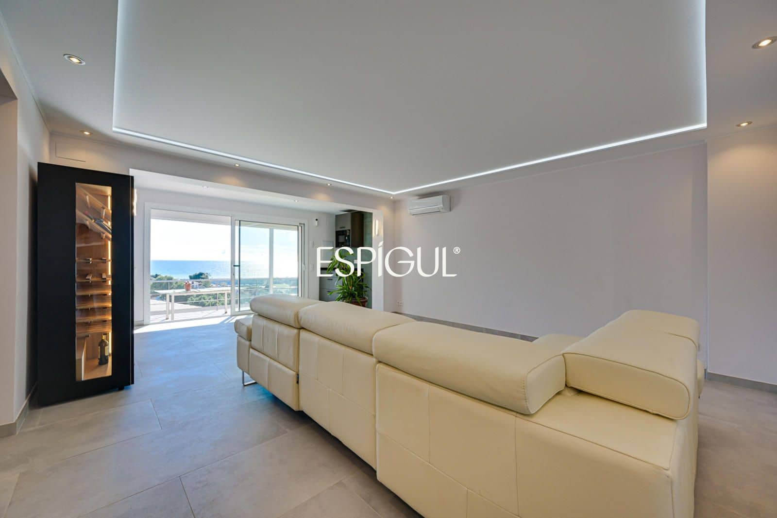 5 bedroom Villa for sale in Santa Susanna with pool garage - € 510,000 (Ref: 10016075)