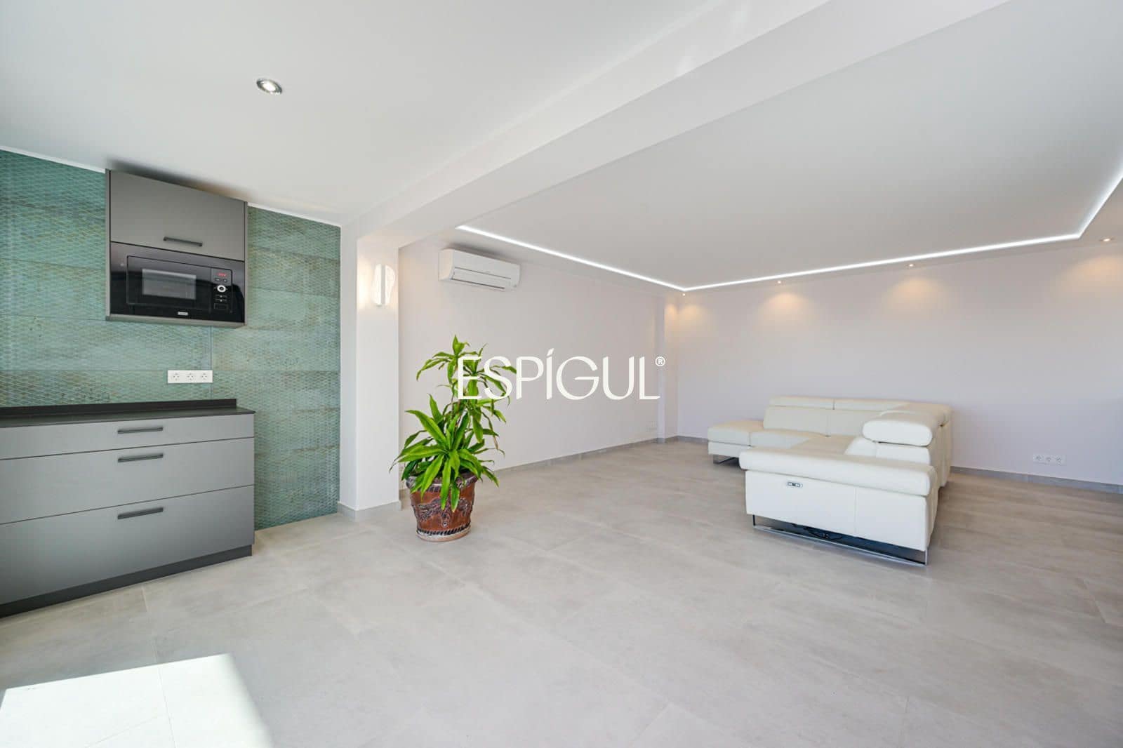 5 bedroom Villa for sale in Santa Susanna with pool garage - € 510,000 (Ref: 10016075)