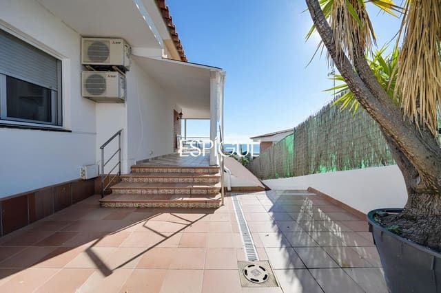 5 soverom Villa til salgs i Santa Susanna med svømmebasseng garasje - € 510 000 (Ref: 10016075)