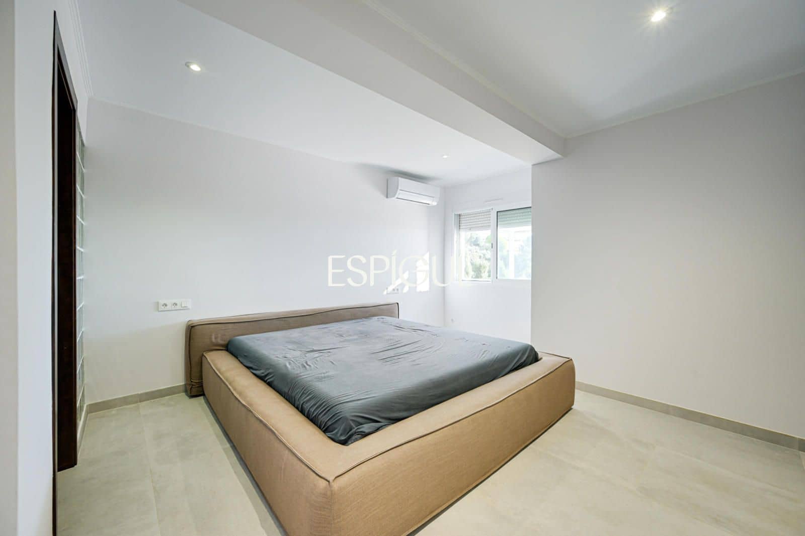 5 bedroom Villa for sale in Santa Susanna with pool garage - € 510,000 (Ref: 10016075)