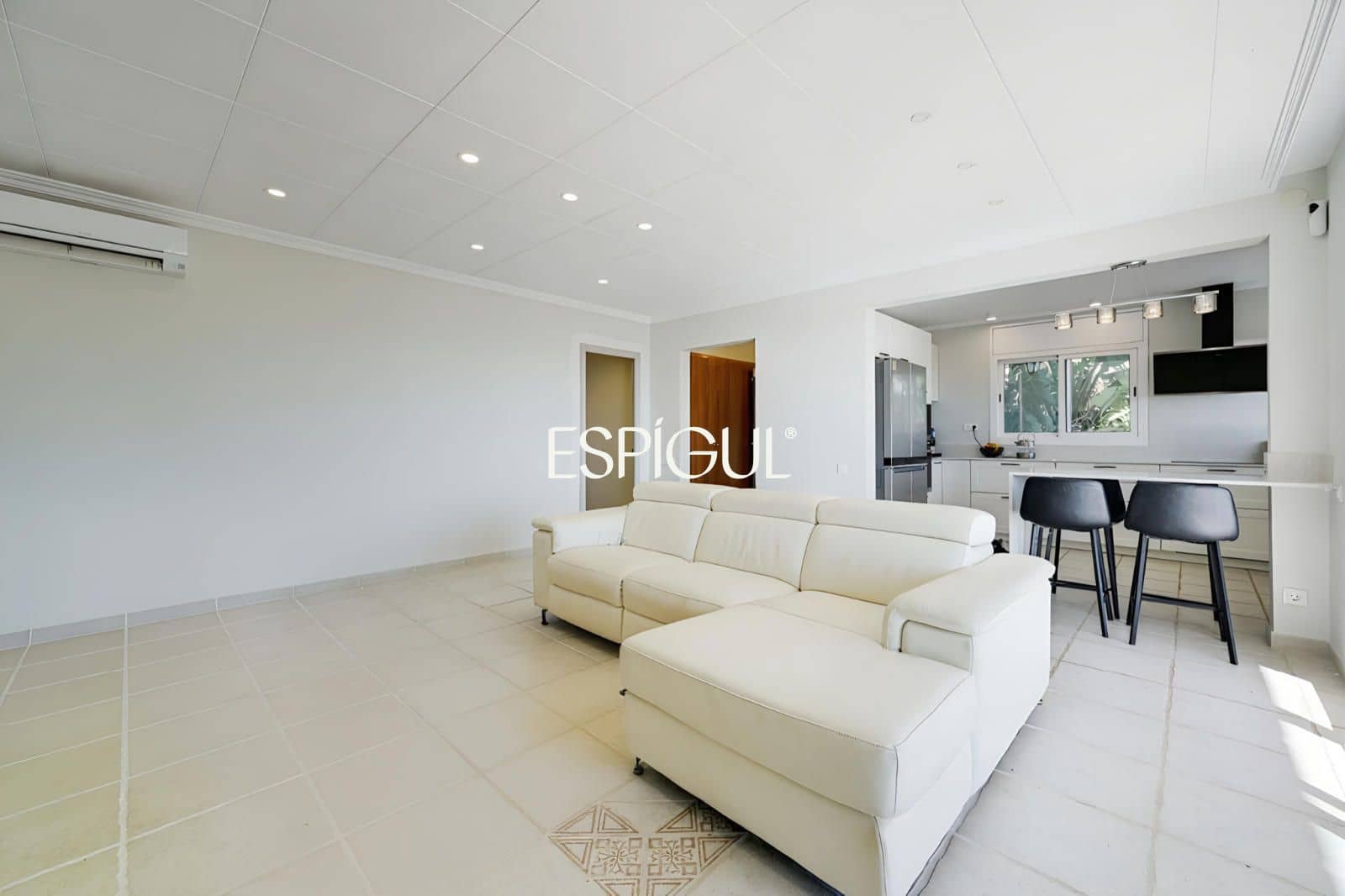 5 bedroom Villa for sale in Santa Susanna with pool garage - € 510,000 (Ref: 10016075)