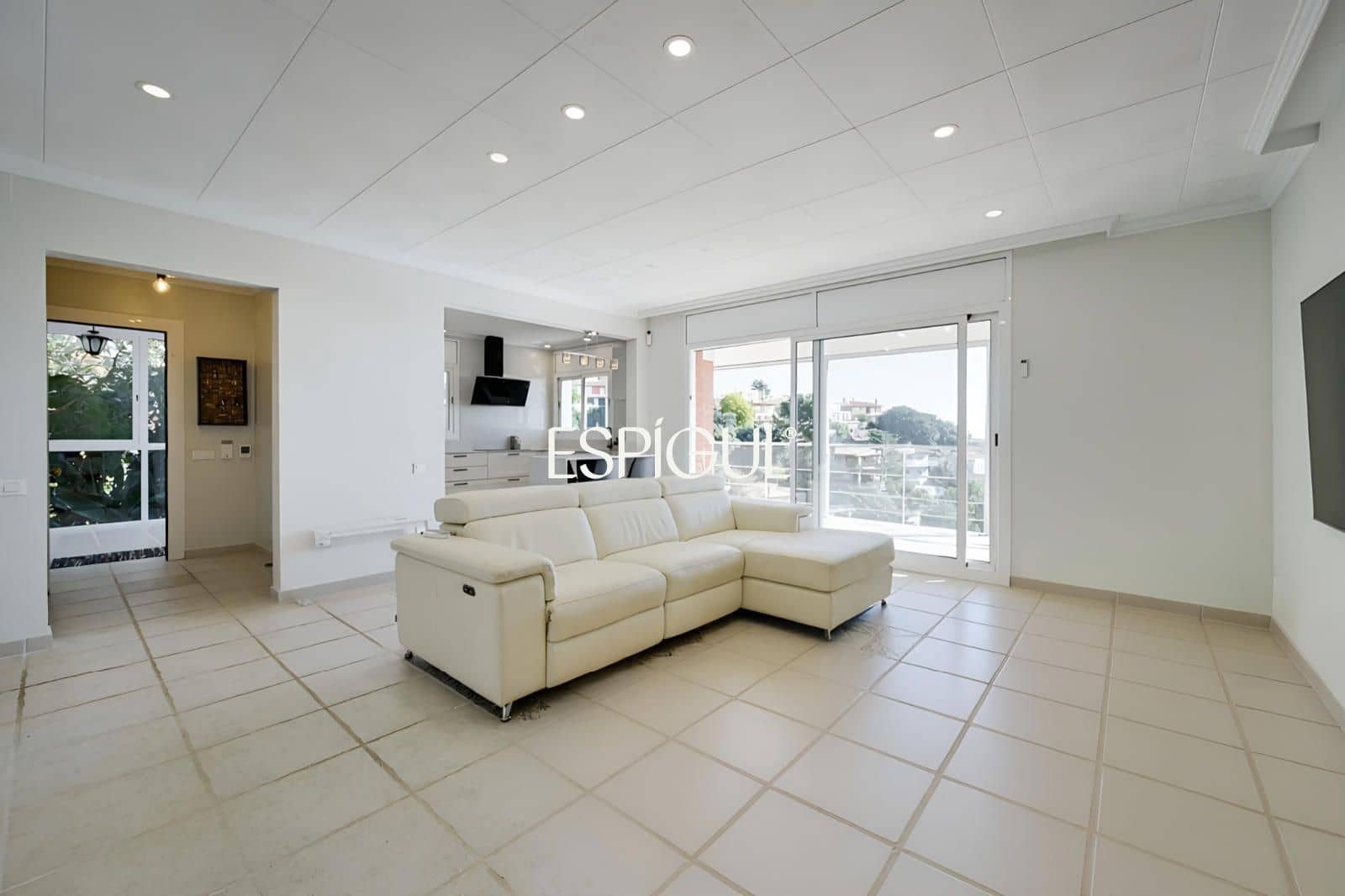 5 bedroom Villa for sale in Santa Susanna with pool garage - € 510,000 (Ref: 10016075)
