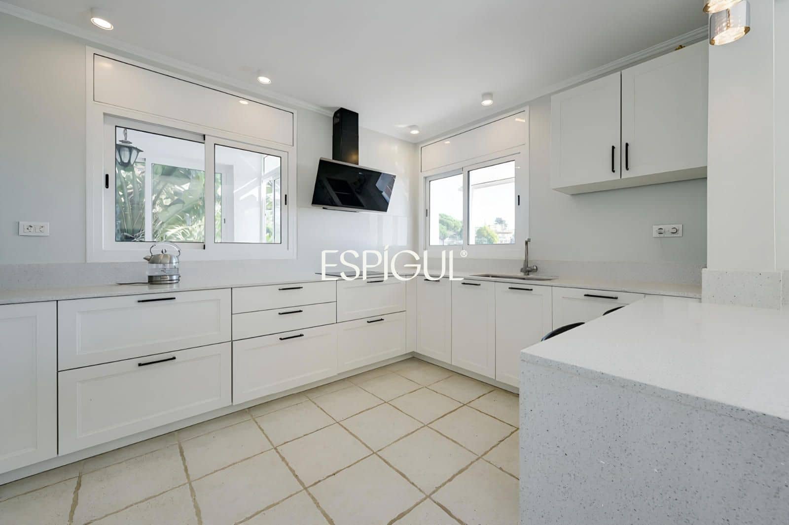 5 bedroom Villa for sale in Santa Susanna with pool garage - € 510,000 (Ref: 10016075)