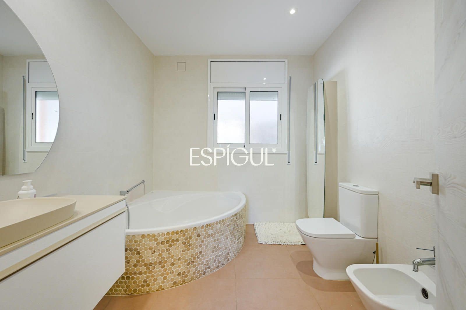 5 bedroom Villa for sale in Santa Susanna with pool garage - € 510,000 (Ref: 10016075)