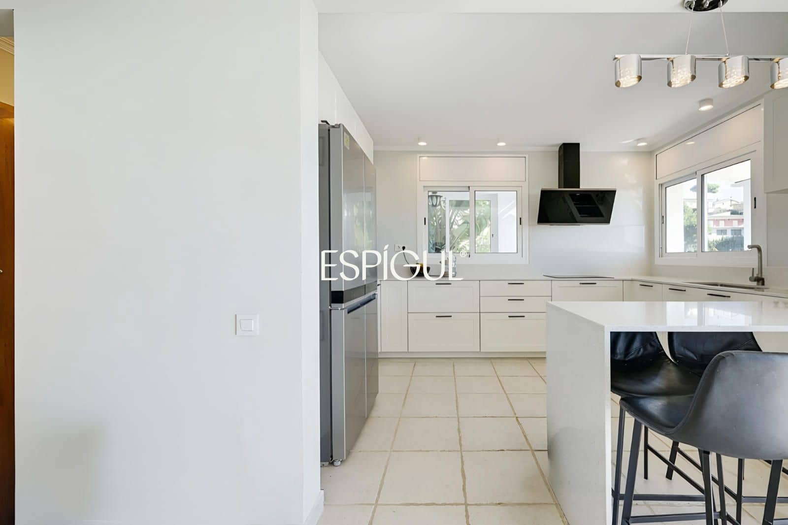 5 bedroom Villa for sale in Santa Susanna with pool garage - € 510,000 (Ref: 10016075)