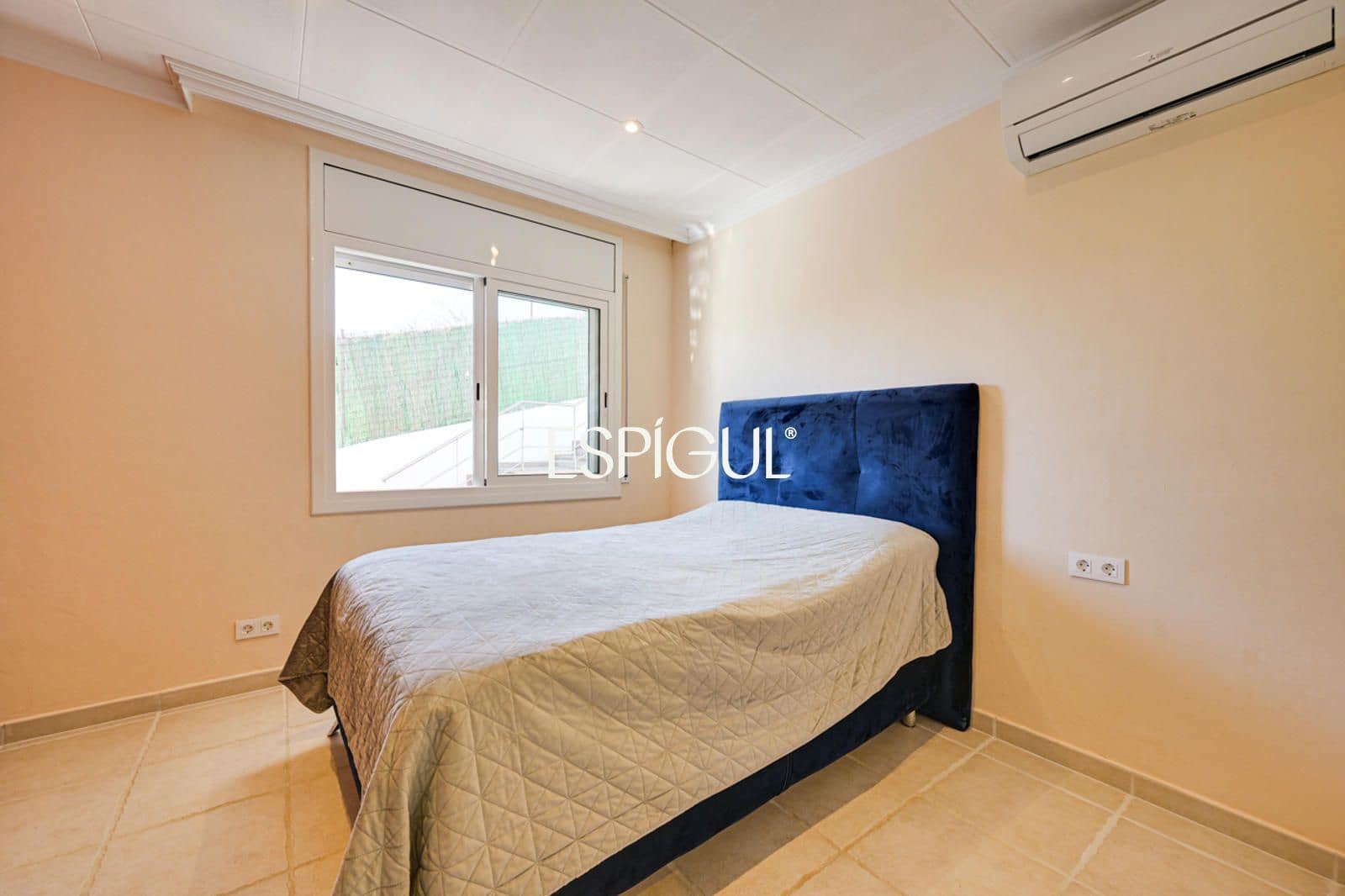 5 bedroom Villa for sale in Santa Susanna with pool garage - € 510,000 (Ref: 10016075)