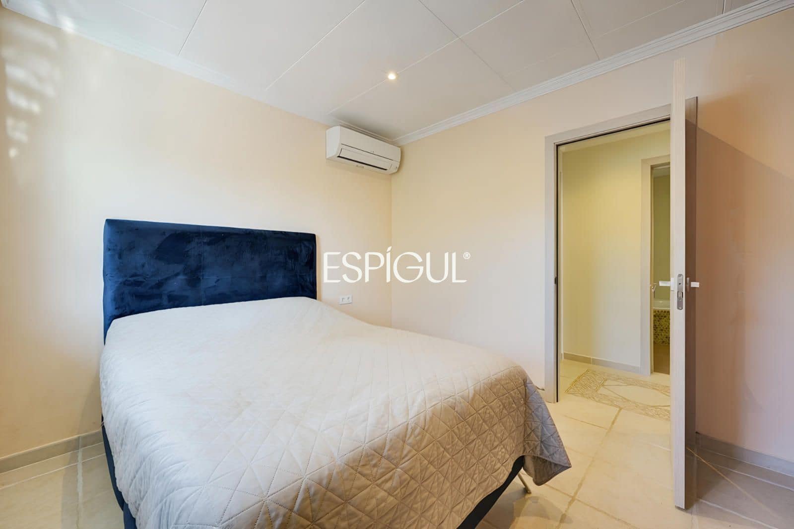 5 bedroom Villa for sale in Santa Susanna with pool garage - € 510,000 (Ref: 10016075)