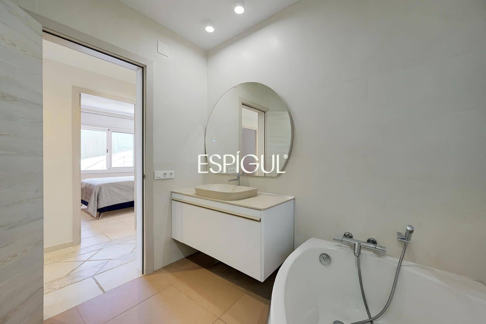 5 bedroom Villa for sale in Santa Susanna with pool garage - € 510,000 (Ref: 10016075)