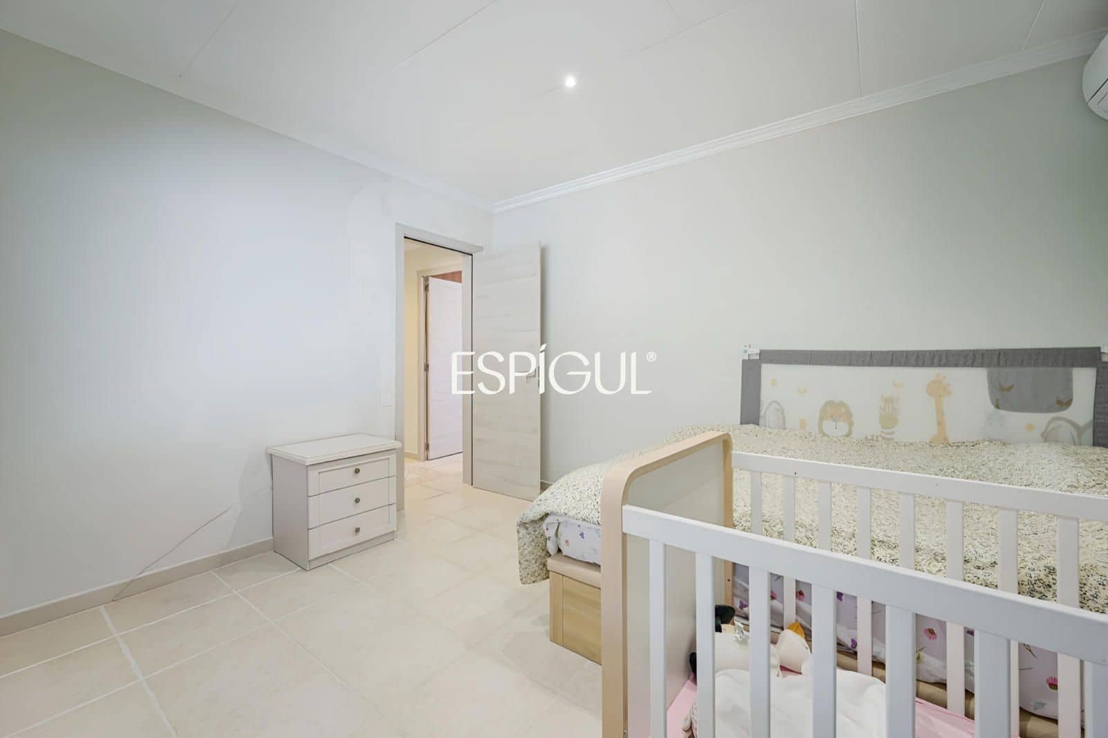 5 bedroom Villa for sale in Santa Susanna with pool garage - € 510,000 (Ref: 10016075)