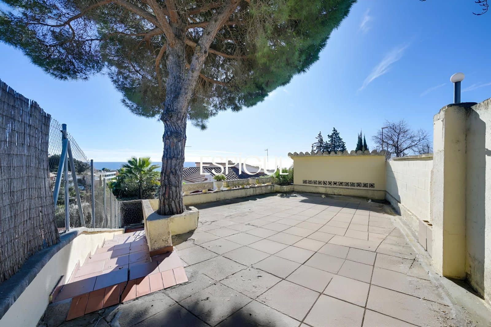 5 bedroom Villa for sale in Santa Susanna with pool garage - € 510,000 (Ref: 10016075)