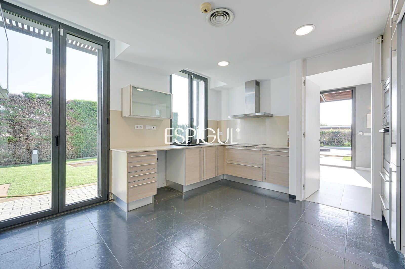 Chalet de 4 habitaciones en Sant Vicenç de Montalt en venta con piscina garaje - 889.000 € (Ref: 10016083)