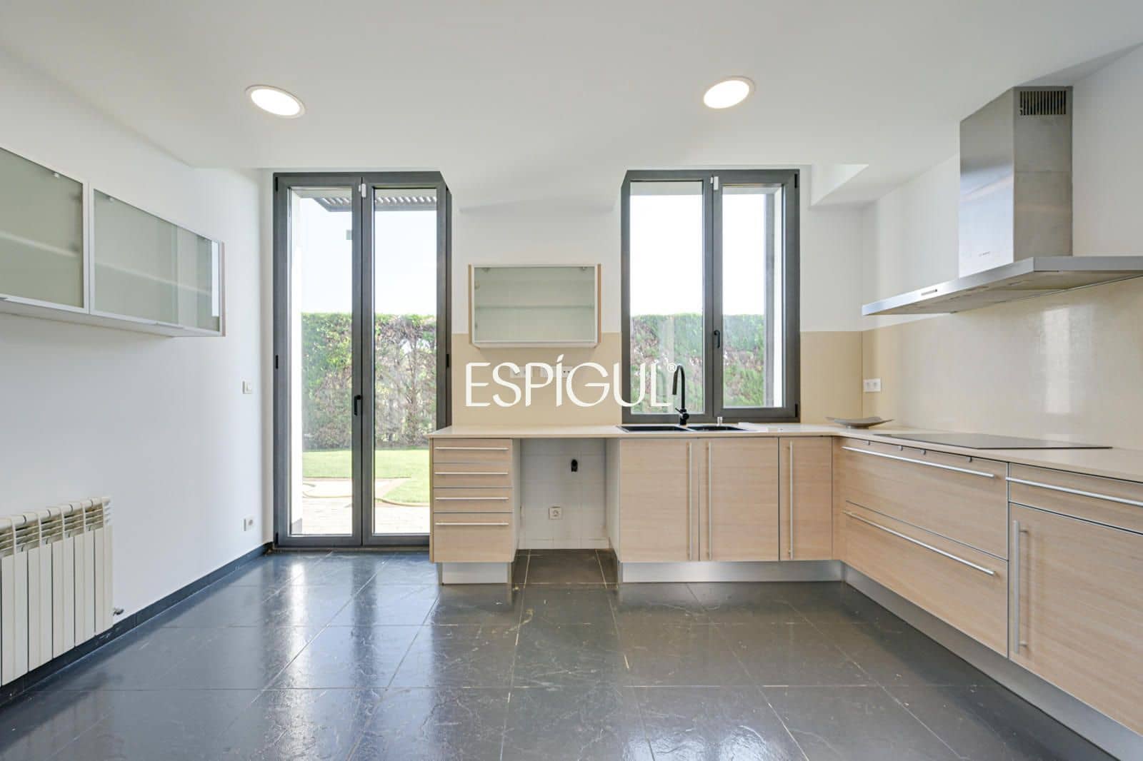 Chalet de 4 habitaciones en Sant Vicenç de Montalt en venta con piscina garaje - 889.000 € (Ref: 10016083)