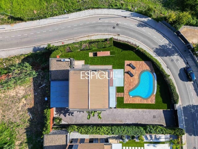Chalet de 4 habitaciones en Sant Vicenç de Montalt en venta con piscina garaje - 889.000 € (Ref: 10016083)