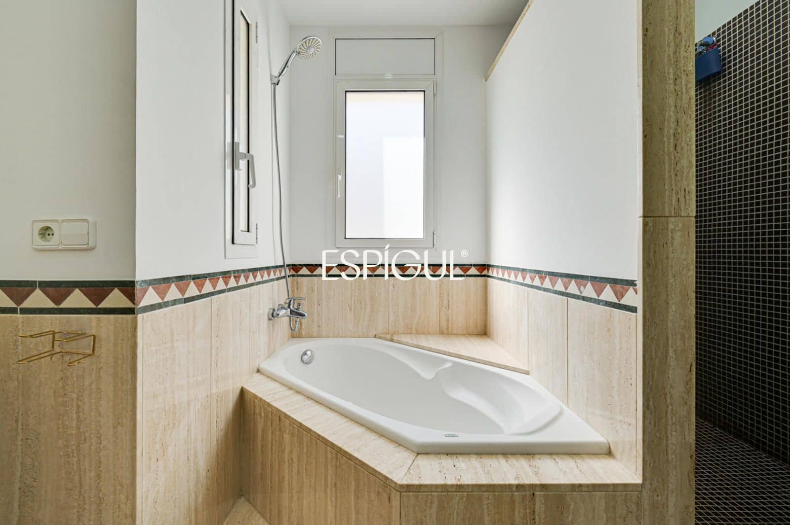 Chalet de 5 habitaciones en Alella en venta con piscina garaje - 1.200.000 € (Ref: 10060185)