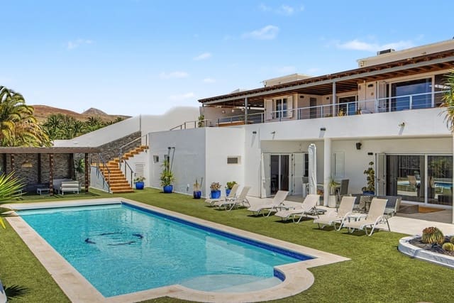 5 Zimmer Villa zu verkaufen in Puerto Calero, Yaiza mit Pool - 1.699.950 € (Ref: 10094513)