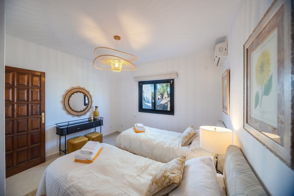 7 bedroom Villa for sale in Puerto del Carmen with pool - € 1,175,000 (Ref: 10100160)