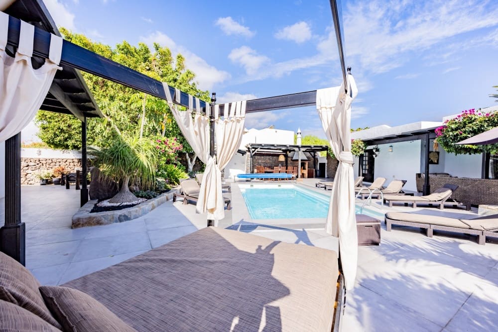 7 bedroom Villa for sale in Puerto del Carmen with pool - € 1,175,000 (Ref: 10100160)