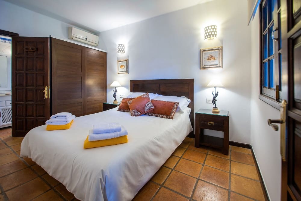 7 bedroom Villa for sale in Puerto del Carmen with pool - € 1,175,000 (Ref: 10100160)