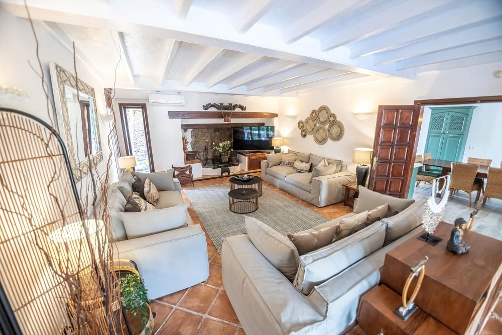7 bedroom Villa for sale in Puerto del Carmen with pool - € 1,175,000 (Ref: 10100160)