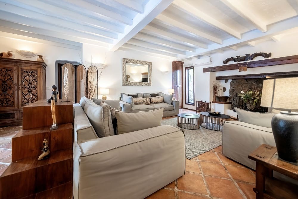 7 bedroom Villa for sale in Puerto del Carmen with pool - € 1,175,000 (Ref: 10100160)